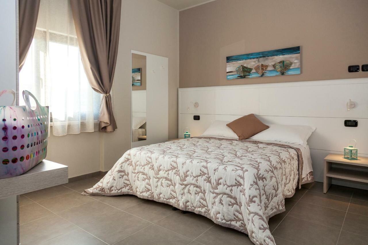 Hotel Riviera Hub Cisano sul Neva Zewnętrze zdjęcie
