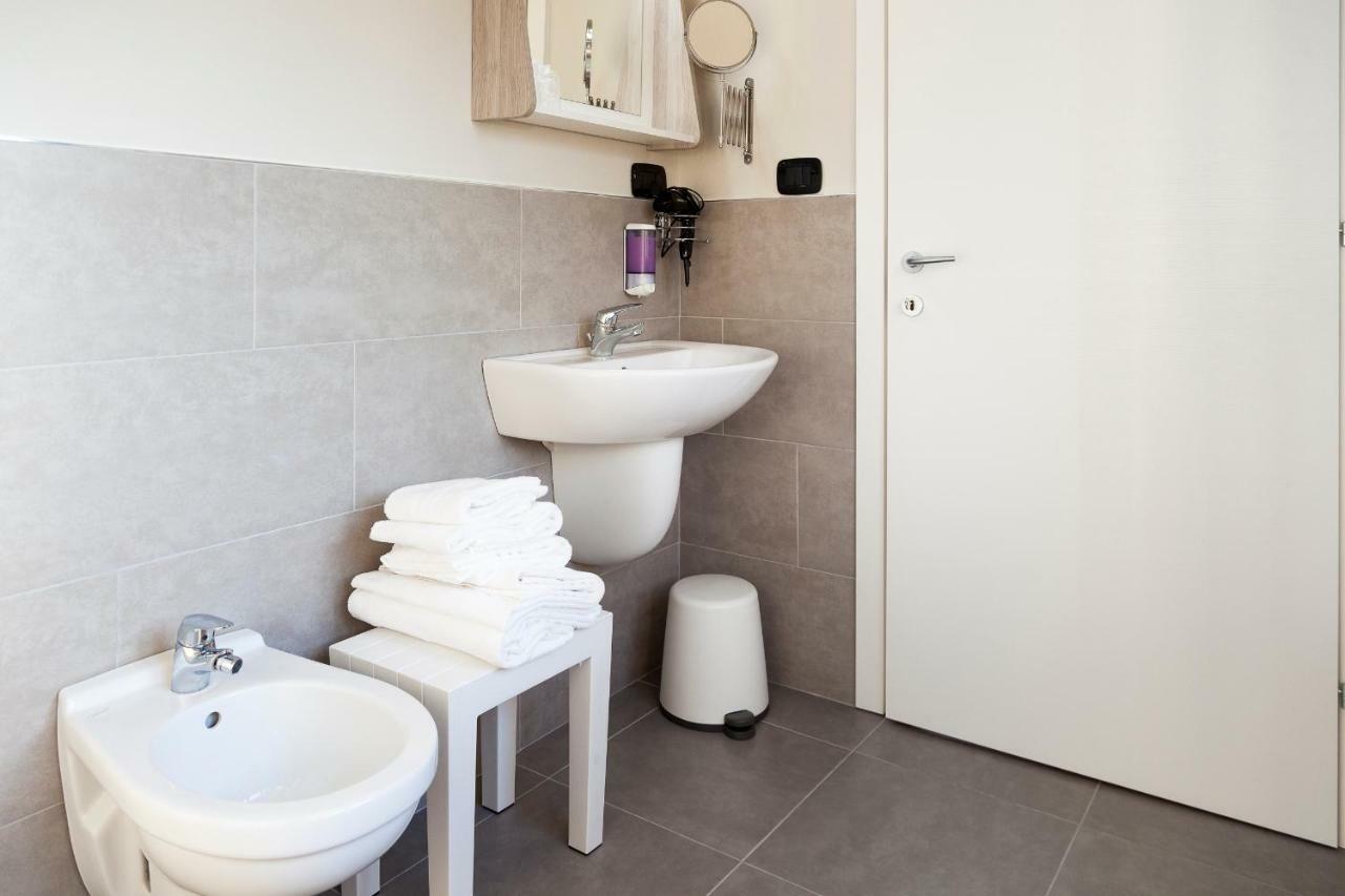 Hotel Riviera Hub Cisano sul Neva Zewnętrze zdjęcie