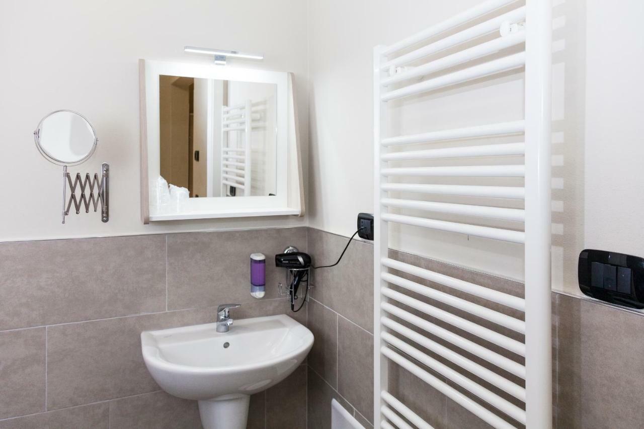 Hotel Riviera Hub Cisano sul Neva Zewnętrze zdjęcie