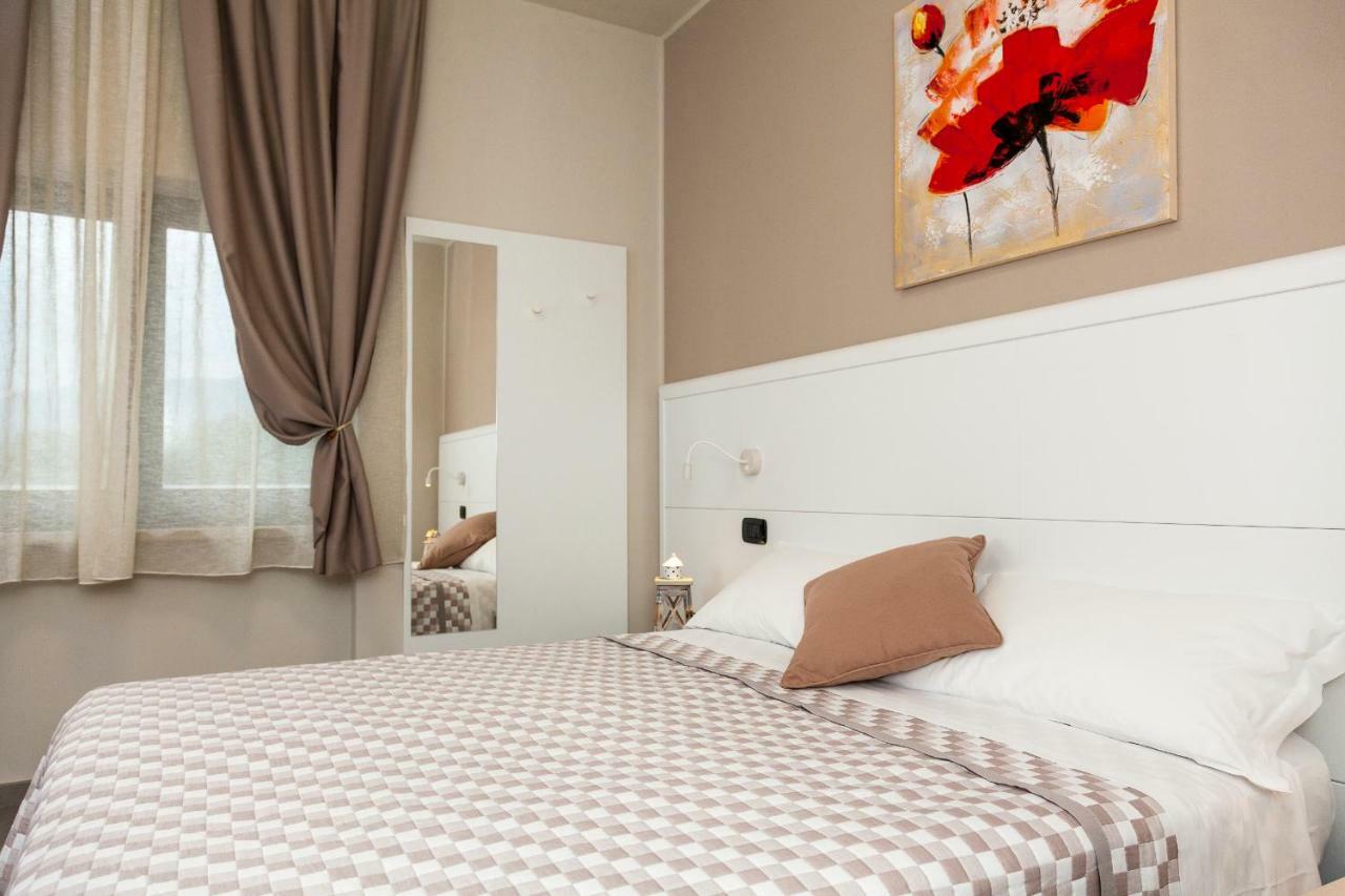 Hotel Riviera Hub Cisano sul Neva Zewnętrze zdjęcie