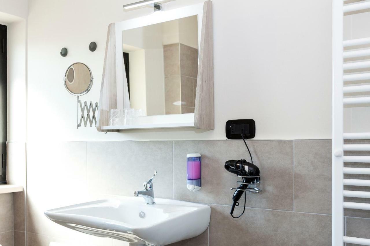 Hotel Riviera Hub Cisano sul Neva Zewnętrze zdjęcie