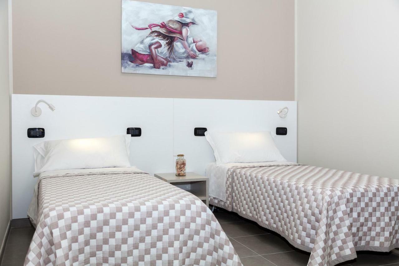 Hotel Riviera Hub Cisano sul Neva Zewnętrze zdjęcie