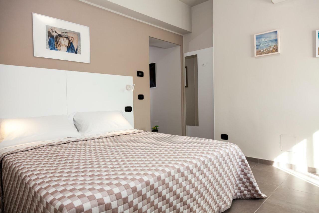 Hotel Riviera Hub Cisano sul Neva Zewnętrze zdjęcie