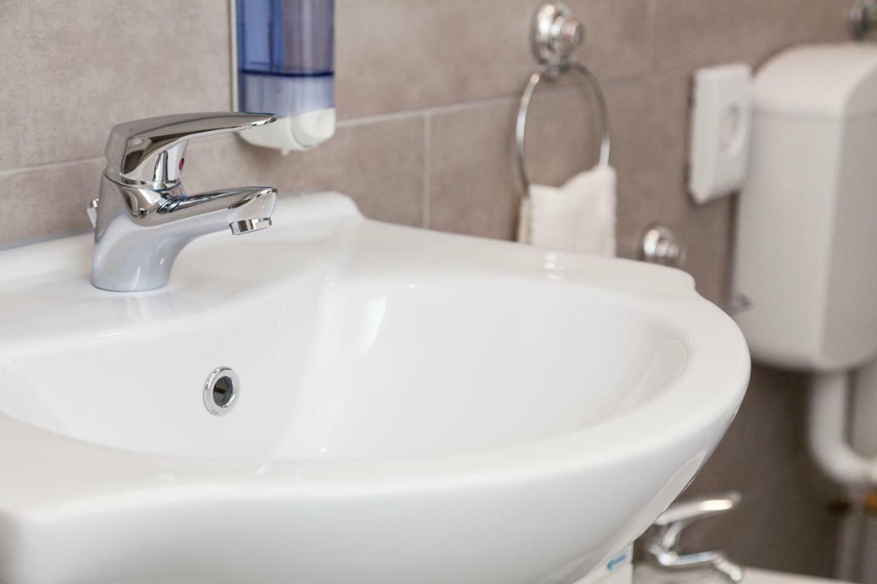 Hotel Riviera Hub Cisano sul Neva Zewnętrze zdjęcie