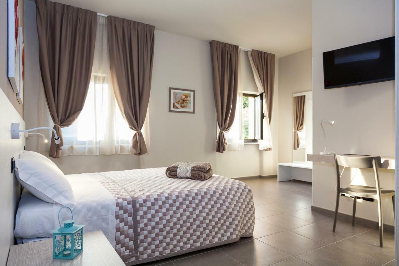 Hotel Riviera Hub Cisano sul Neva Zewnętrze zdjęcie