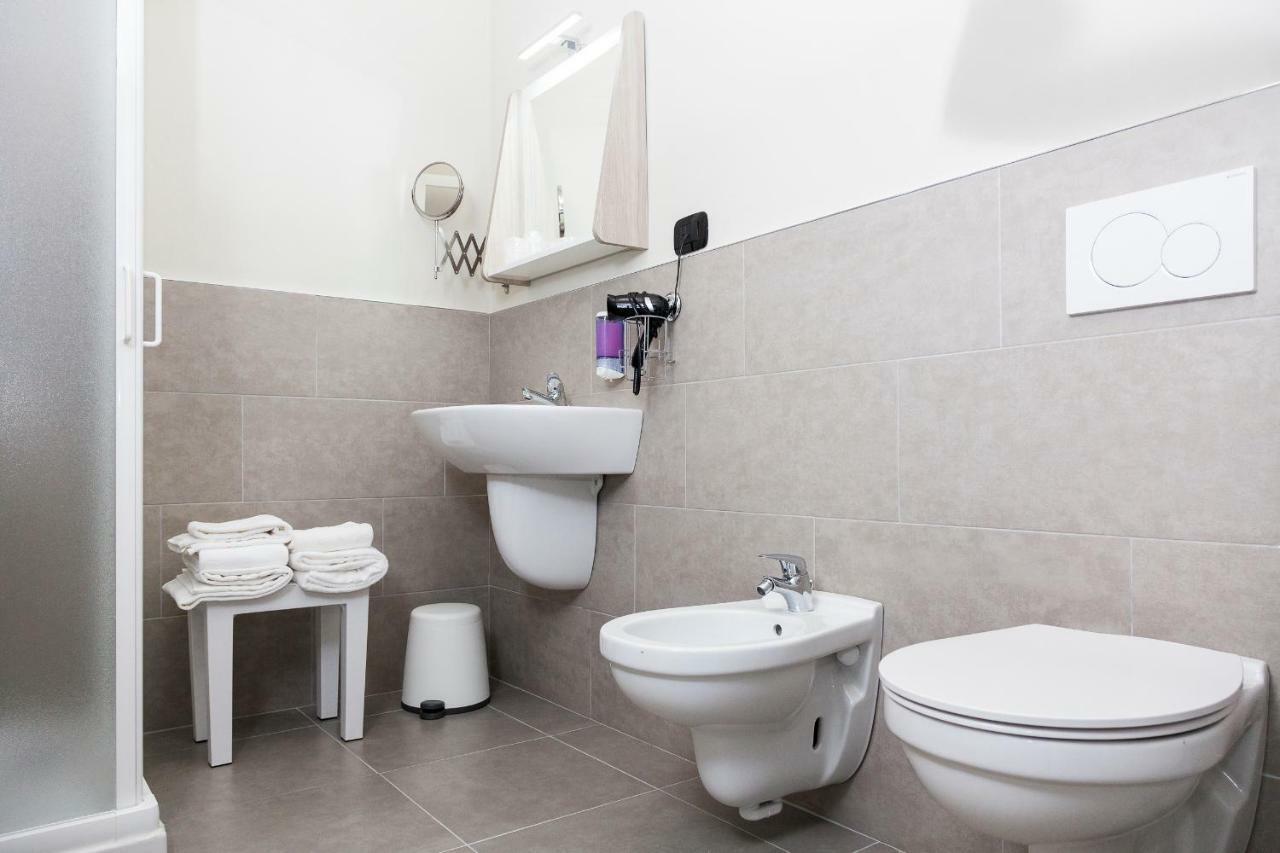 Hotel Riviera Hub Cisano sul Neva Zewnętrze zdjęcie