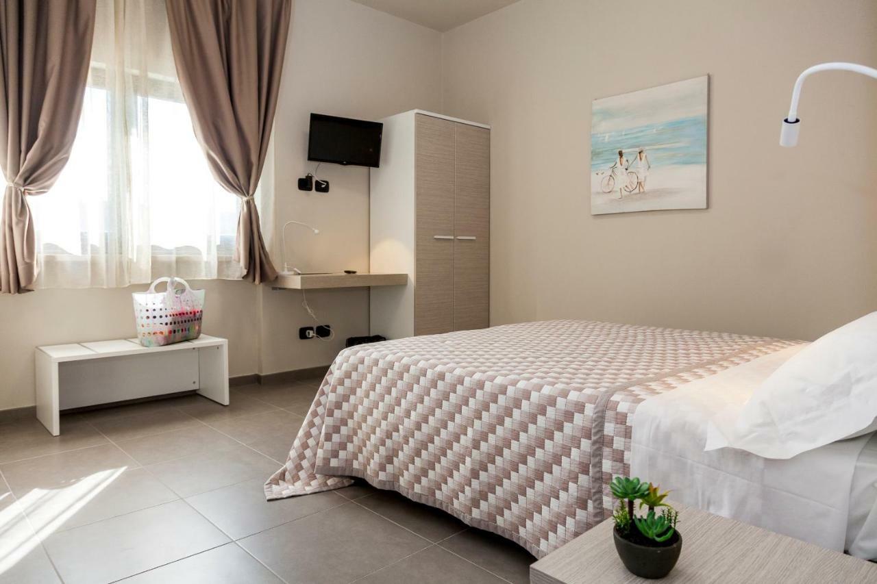Hotel Riviera Hub Cisano sul Neva Zewnętrze zdjęcie