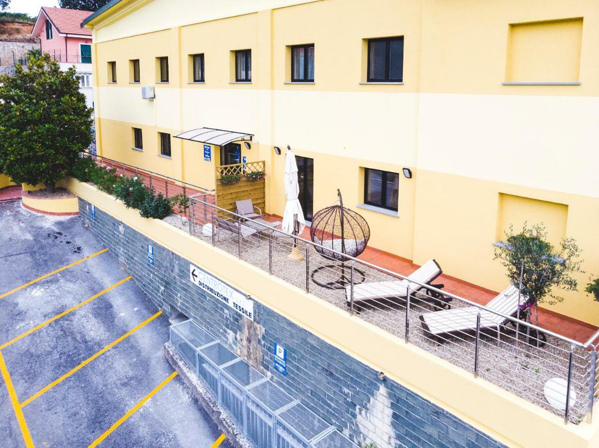 Hotel Riviera Hub Cisano sul Neva Zewnętrze zdjęcie